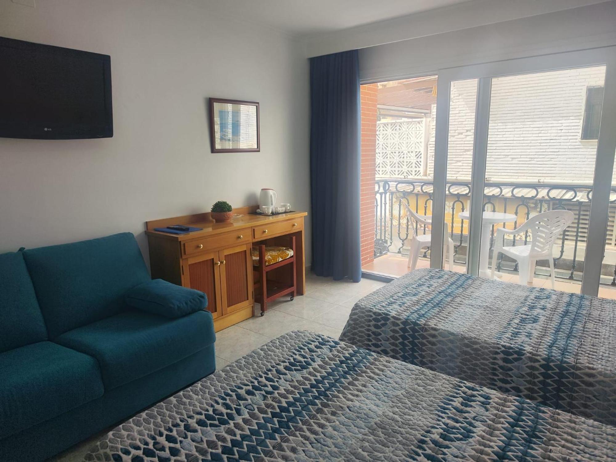 Apartamentos Leonor Carihuela Torremolinos Room photo
