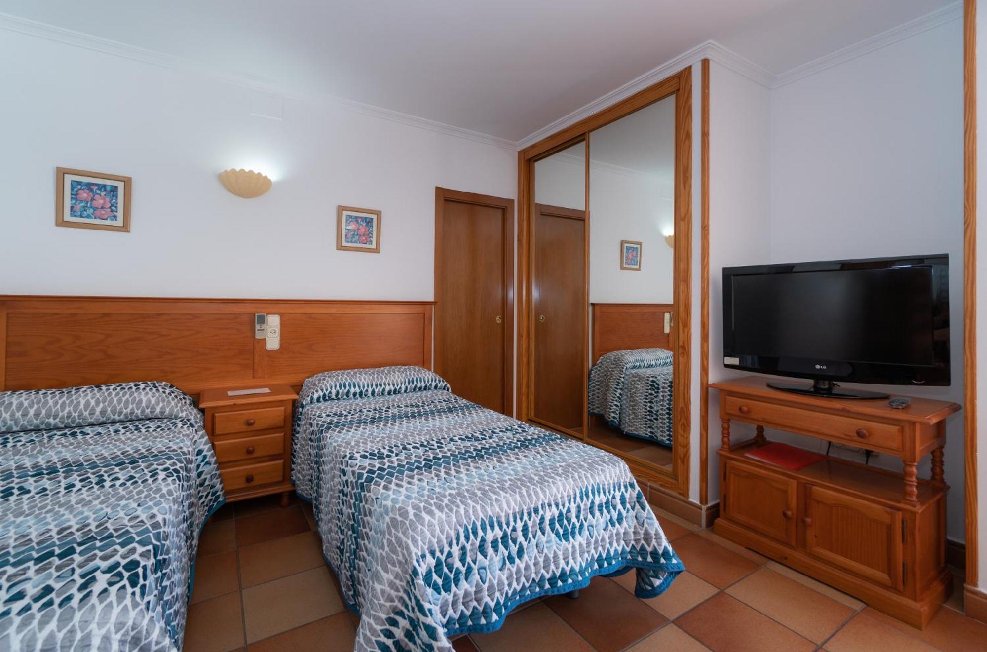 Apartamentos Leonor Carihuela Torremolinos Room photo