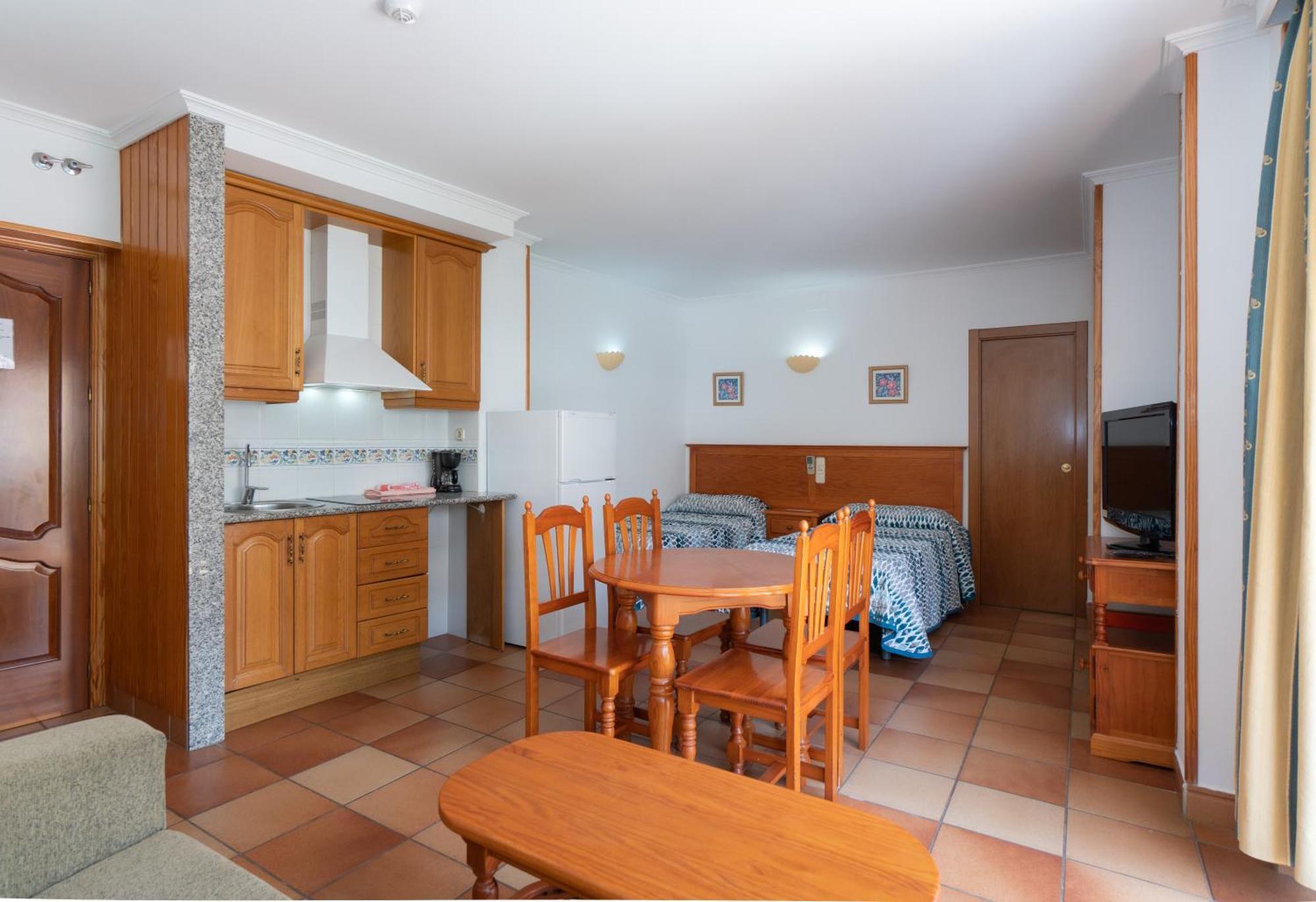 Apartamentos Leonor Carihuela Torremolinos Room photo