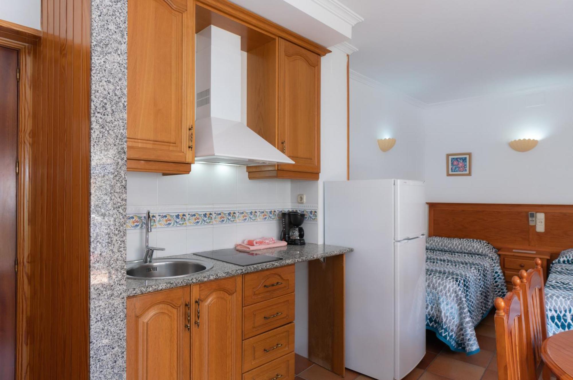 Apartamentos Leonor Carihuela Torremolinos Room photo
